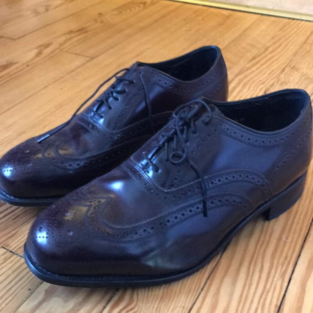 Size 10.5 Florsheim Lexington Wingtip dress shoes.